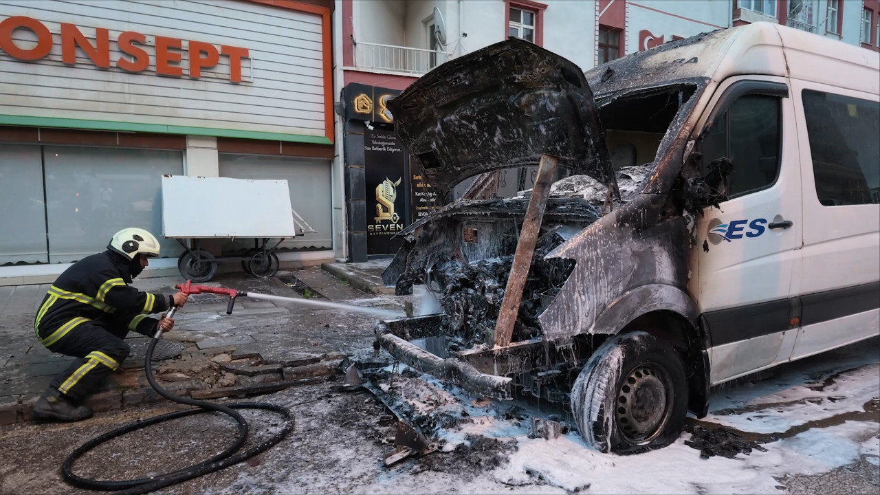 Kirikkalede park halindeki minibus alevlere teslim oldu e7UmJ3MS
